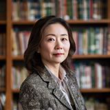 林晓薇，家庭关系研究者，温和专业的中年女性，背景为书架，体现其家庭心理学专业背景