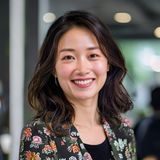 王芳，社会工作师，活力开朗的年轻女性，有丰富的重组家庭社区支持工作经验