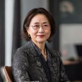 陈明慧，国家二级心理咨询师，温暖亲切的女性顾问，身着职业装，专注于家庭系统治疗领域